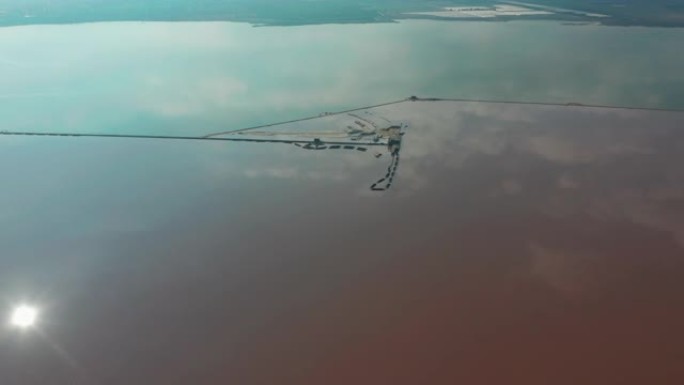 鸟瞰图。拉斯萨利纳斯全景鸟瞰图，著名的粉红湖。托雷维耶哈市和地中海的海岸线。科斯塔布兰卡。阿利坎特省