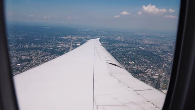 客机正在大都市上空坠落。下面你可以看到美国的纽约市