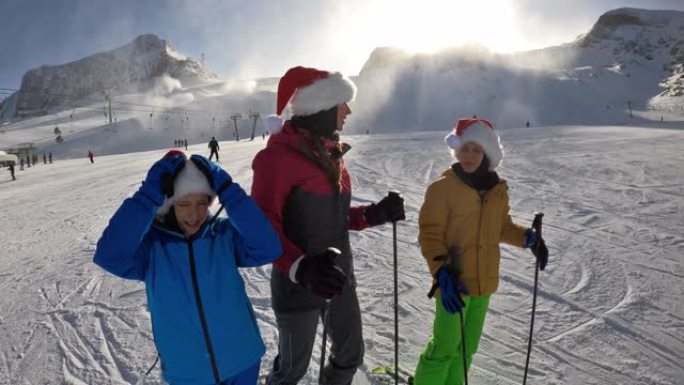 孩子们在圣诞节在冰川滑雪