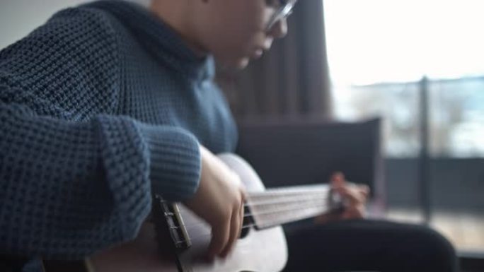 小男孩在家弹吉他小男孩在家弹吉他音乐外国