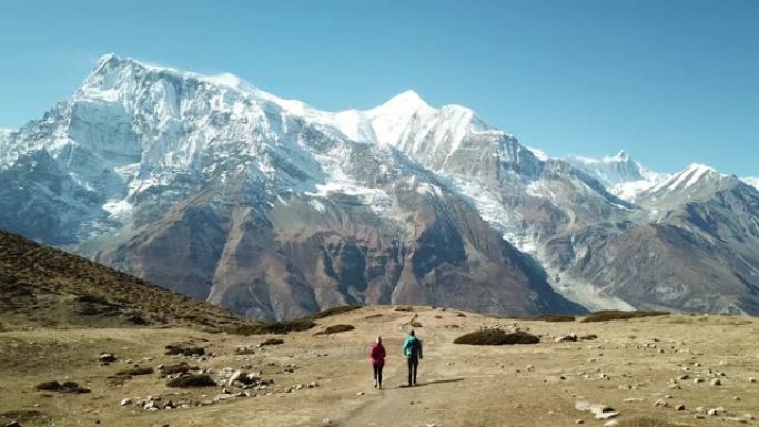 在前往尼泊尔喜马拉雅山马南地区冰湖的途中。这是著名的安纳普尔纳赛道的一次不错的边游