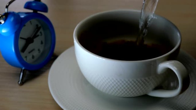 用茶匙将速溶咖啡涂在白色杯子中。