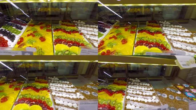 一家蛋糕店的橱窗里陈列着各种各样的蛋糕。馅饼和蛋糕甜点店。糕点店有甜甜圈、松饼、焦糖布丁、水果和浆果