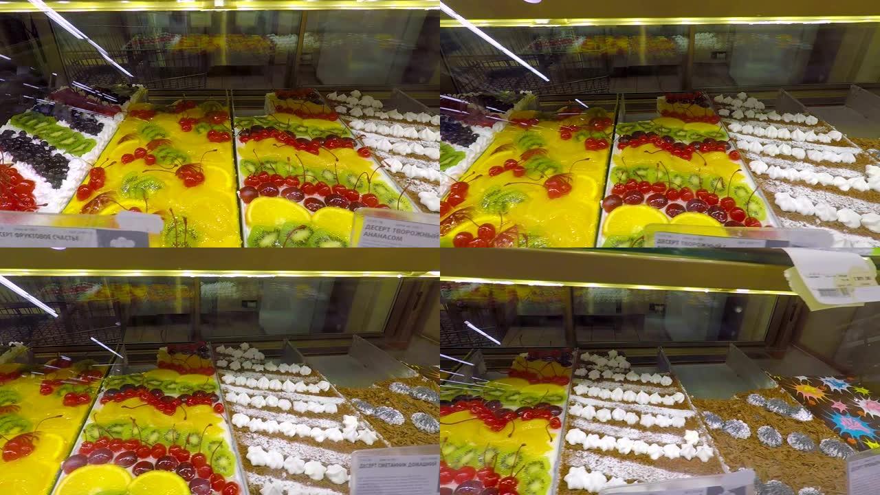 一家蛋糕店的橱窗里陈列着各种各样的蛋糕。馅饼和蛋糕甜点店。糕点店有甜甜圈、松饼、焦糖布丁、水果和浆果