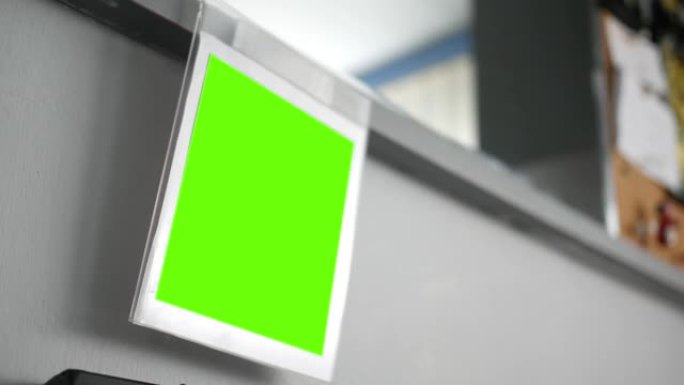普通的绿色屏幕图片悬挂在台面上的镜子附近