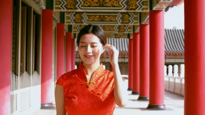 寺庙里穿着中国传统服装的亚洲年轻女子