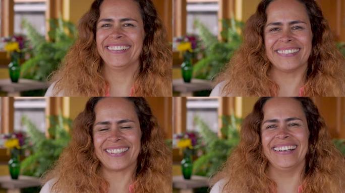 一位美丽的拉丁裔妇女在镜头前笑着微笑的肖像