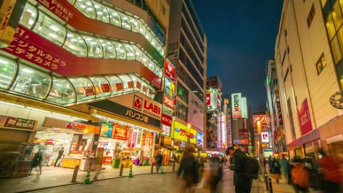 4k时间流逝: 行人在黄昏时分拥挤在东京秋叶原电器城购物