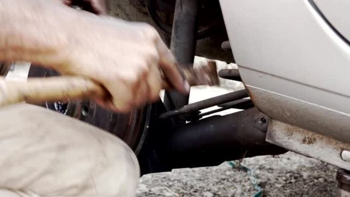 汽车带式制动器修理-西班牙男子拆卸鼓