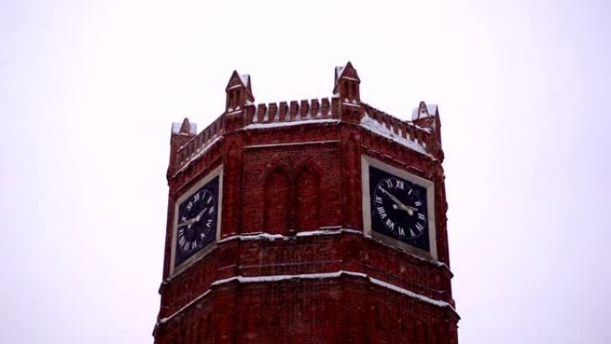 大雪中带时钟的大老塔