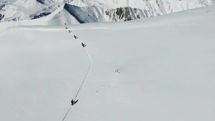 山顶上的一群极端滑雪者。滑雪道斜坡上的自由行。俯视图。佐治亚州高加索山脉，滑雪胜地古达里。