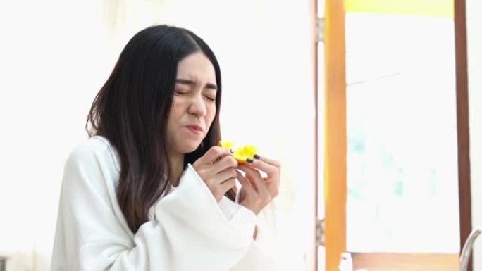 年轻的泰国妇女喜欢吃橙子