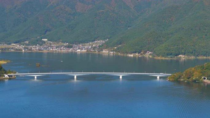 日本川口湖上的一座长桥