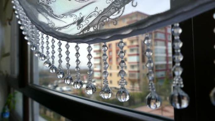 窗帘装饰珠和窗外的景色，