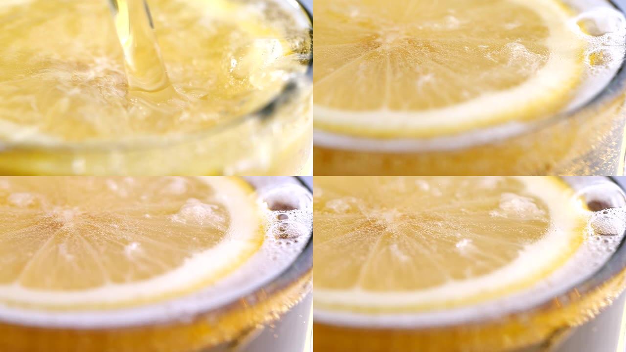苏打水以慢动作倒入饮水杯中的柠檬片中