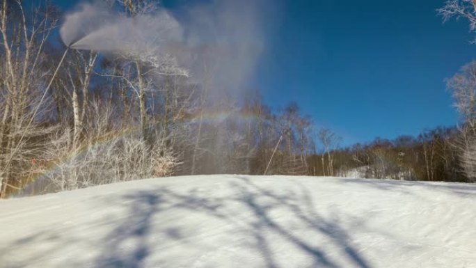 造雪系统。雪炮喷水造雪。