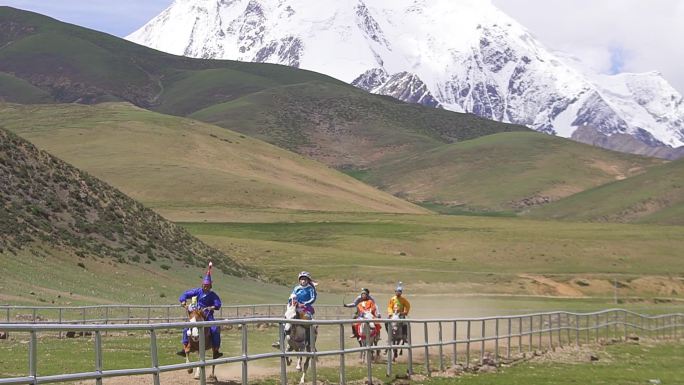 西藏节日 藏族节日 小孩骑马 雪山下赛马