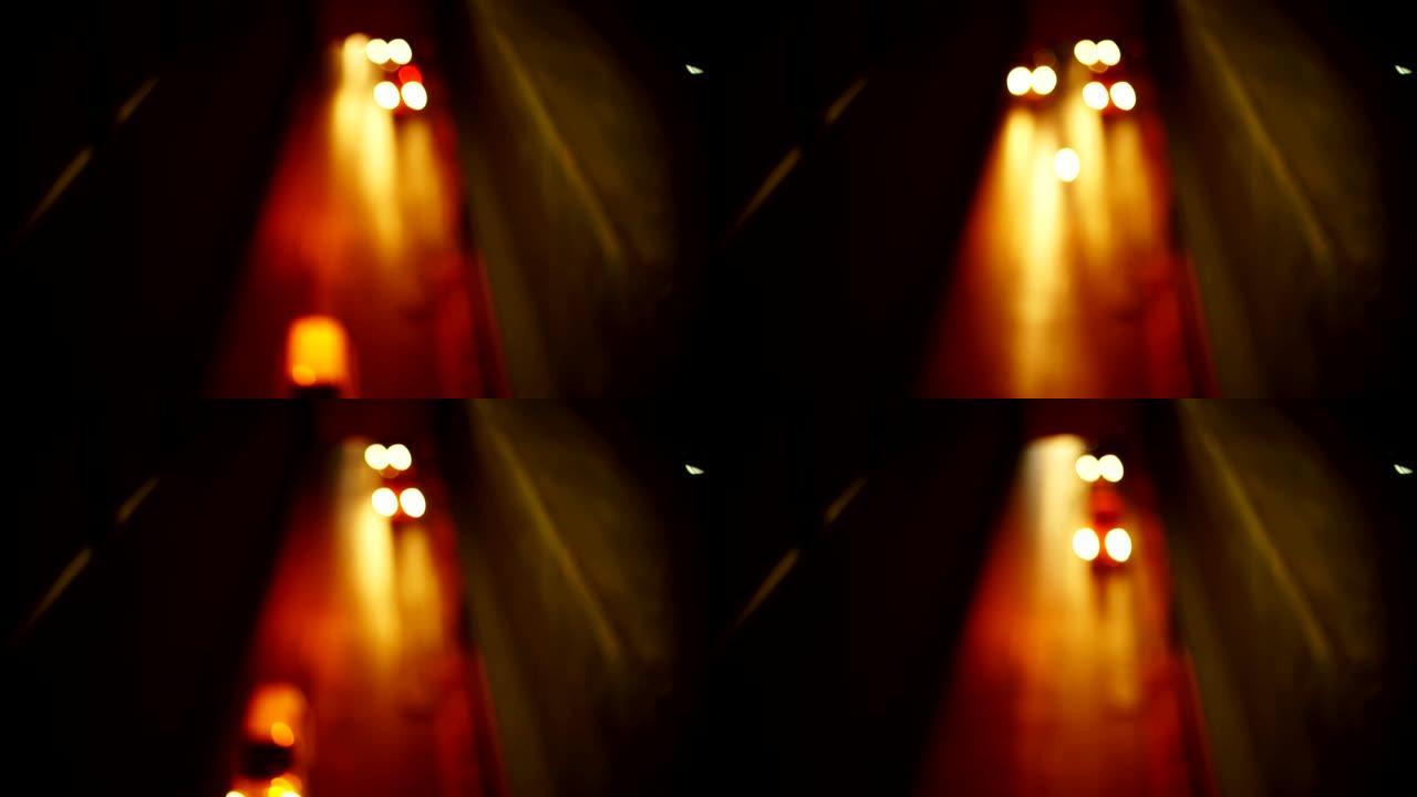 背景图像在夜间散焦轻型汽车。4K