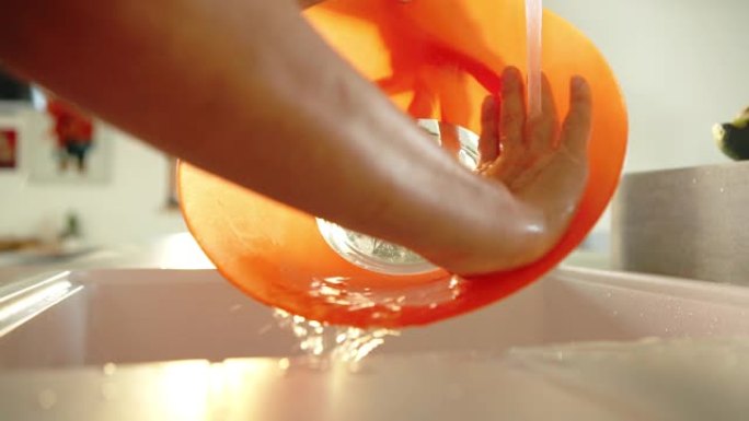 人冲洗橘子碗的慢动作光线充足的镜头
