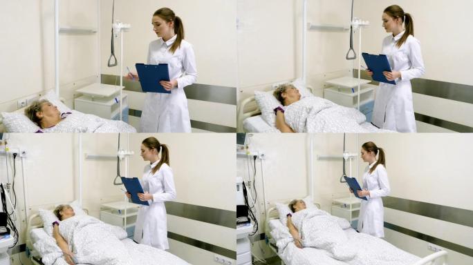 医院的有爱心的医务人员在床边与老年妇女交谈。4K