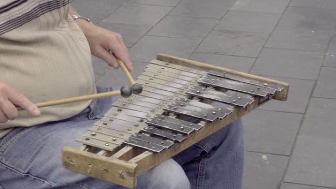 街头音乐家演奏自制木琴