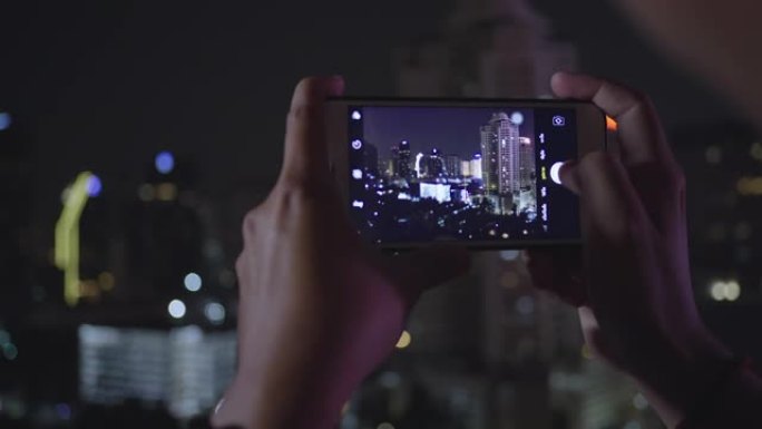 CU年轻人在曼谷拍摄并发送城市景观照片