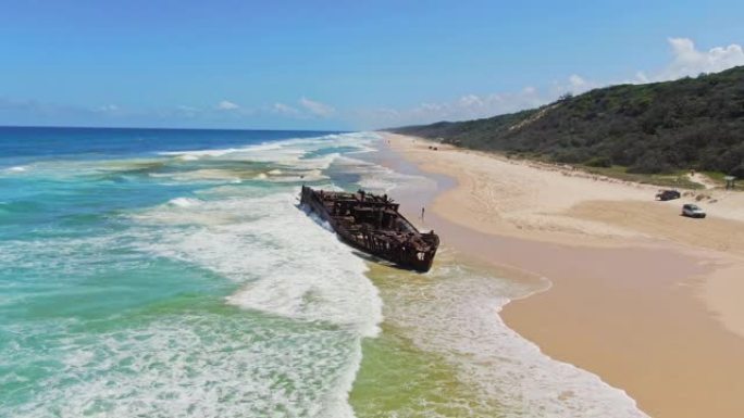飓风1935年期间，澳大利亚昆士兰州弗雷泽岛75英里海滩上Maheno沉船的高角度空中鸟眼无人机镜头