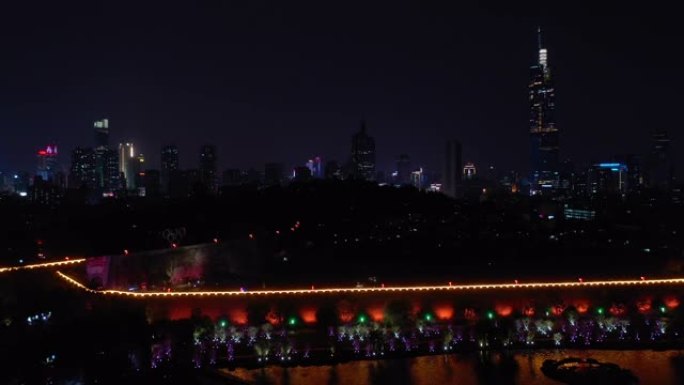 南京市著名湖滨夜景照明墙塔景航空全景4k中国