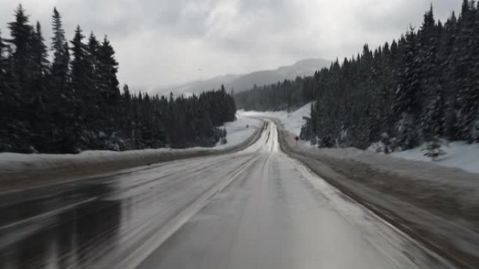 暴风雨天气中的偏远道路