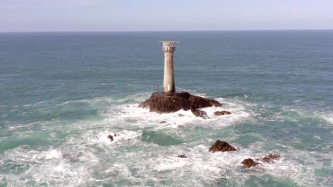 海洋中的岩石上的灯塔，海浪和直升机停机坪