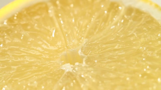 新鲜柠檬片的特写切片抛面水份