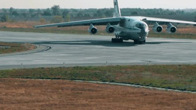 右转时的Il-76表演者