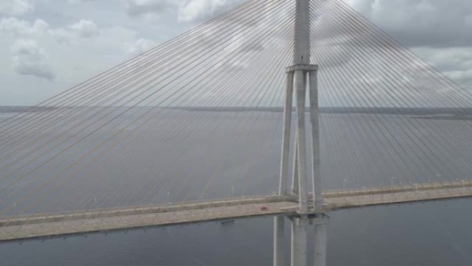 穿过拉索的里约内格罗大桥 (Rio Negro Bridge) 的汽车旁边的低平移天线，该桥连接了巴