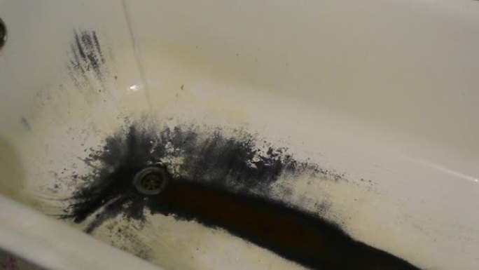 非常老生锈的破旧浴室特写。