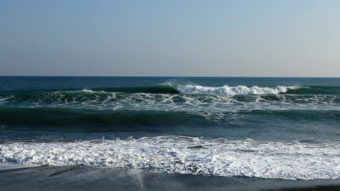 海浪冲向Oiso海岸1
