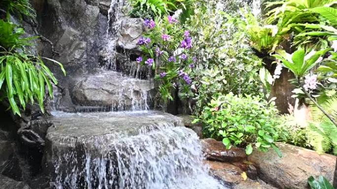 家里花园里的假瀑布石装饰。园艺设计和良好的环境。