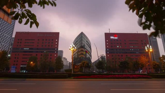 晚间照明成都市著名写字楼交通街延时全景4k中国