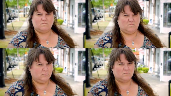 愤怒，疯狂和困扰肥胖的女人站在外面给邪恶的眼睛-CU
