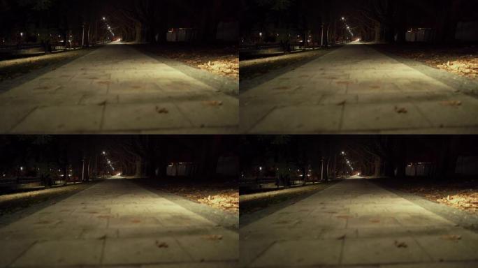 秋天晚上，沿河堤的空铺人行道被灯笼照亮