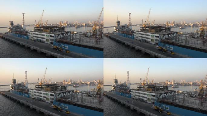 孟买海港的工业起重机。