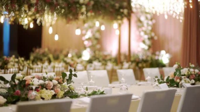 在婚宴上装饰着鲜花的餐桌，供一大群人使用