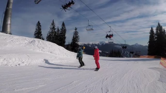 第一人称视角滑雪者和单板滑雪者在滑雪胜地的滑雪场上滑落