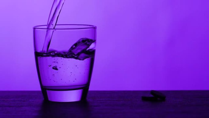 倒杯水-紫色背景倒杯水水杯