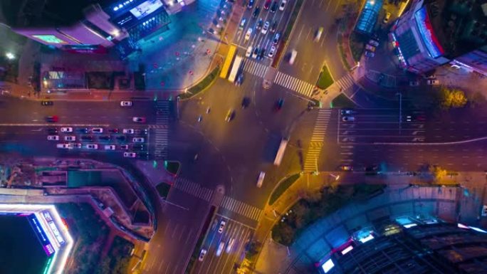 夜间照明青岛市著名的市中心交通街道十字路口空中俯冲延时4k中国