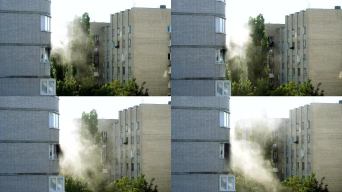 一团灰色的烟雾从燃烧的公寓的窗户里冒出来。4K