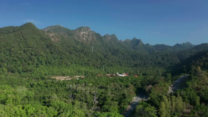 兰卡威岛潘台角的白色沙滩和清澈的蓝色海水