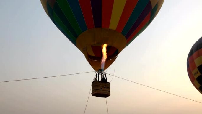 日落时间彩色热气球中丙烷燃气燃烧器的特写视频