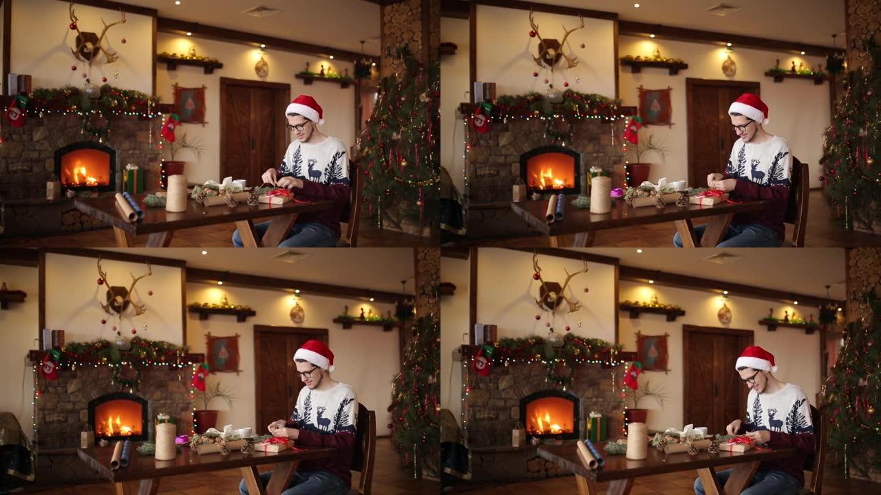 大胡子的男人坐在壁炉附近的新年礼物上鞠躬。戴着圣诞帽的家伙用纸包装礼物盒子，增加了冷杉树枝、圆锥体、