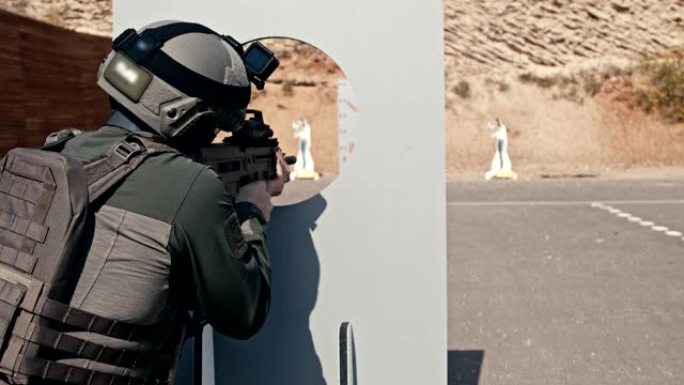 士兵在射程内使用自动步枪射击的慢动作