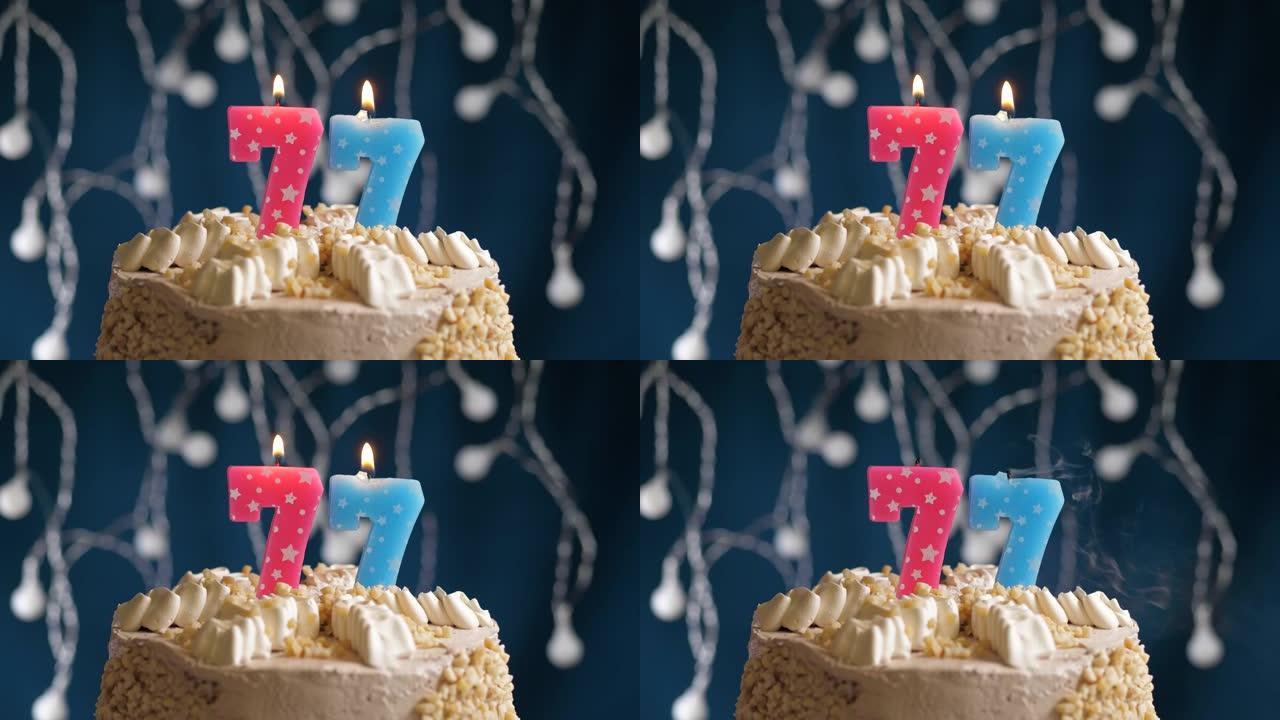 蓝色背景上有77号粉色蜡烛的生日蛋糕。蜡烛吹灭了。慢动作和特写视图